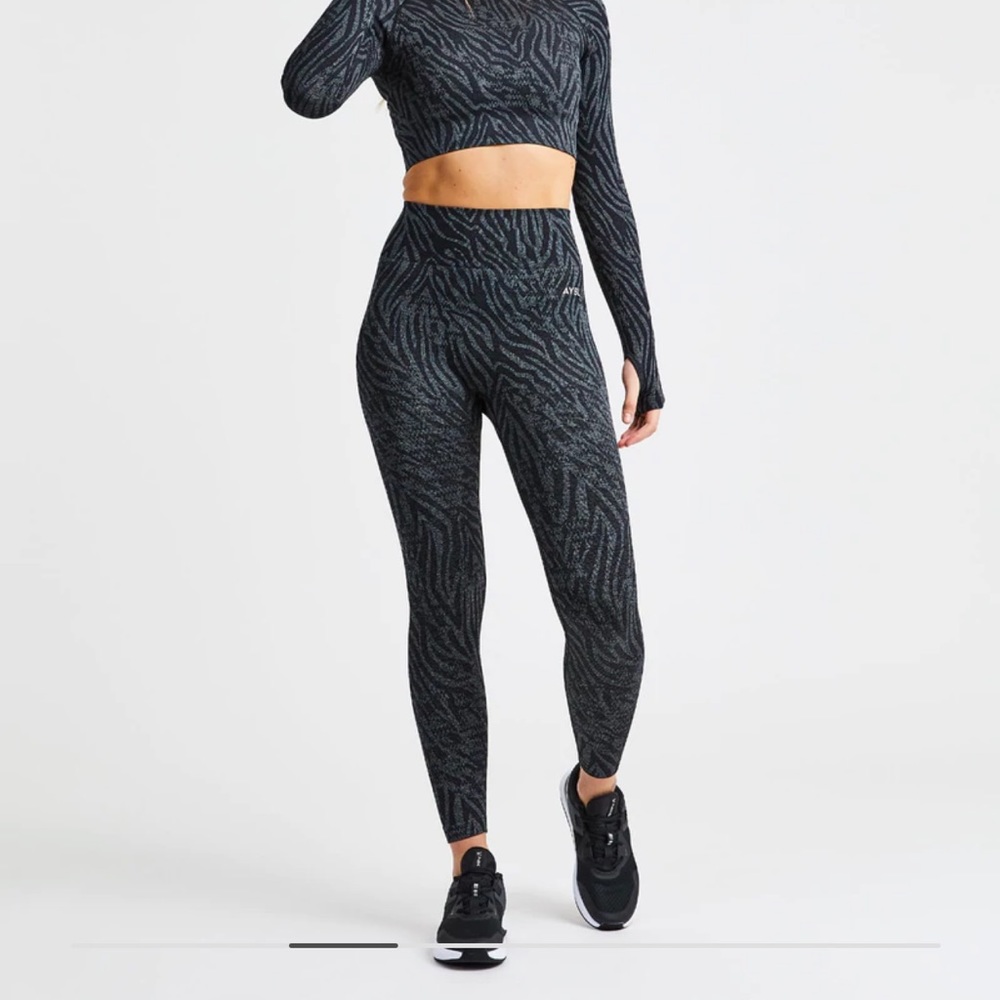NWT AYBL ANIMAL SEAMLESS LEGGINGS SIZE S
